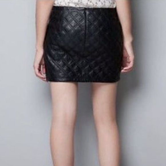 ZARA | Leather quilted mini skirt with gold zips - Picture 3 of 9